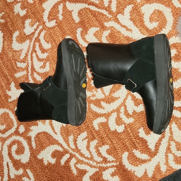 Ugg Isley Water-Resistant Boot with Removable Pompom size 7 - Picture 8 of 12
